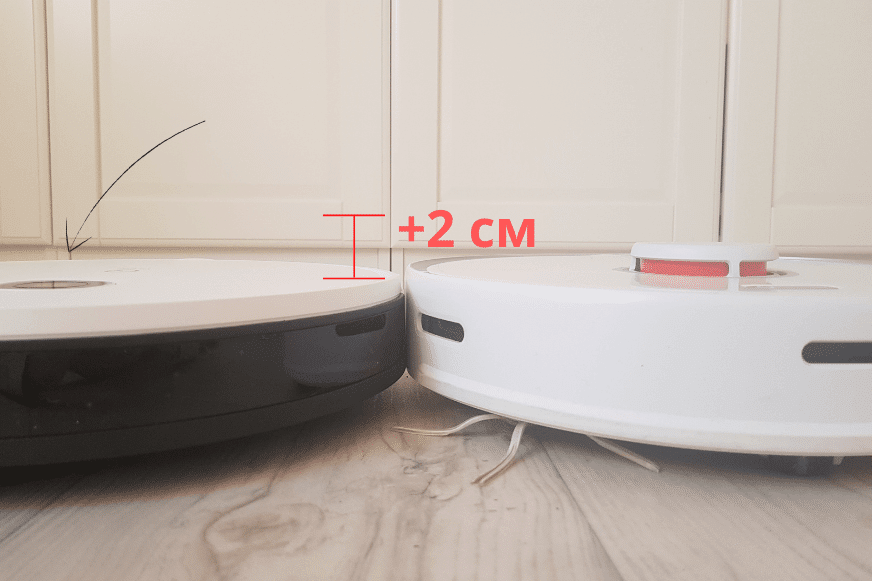 Die flache Bauweise eines Saugroboters mit VSLAM Navigation im Vergleich zu einem Saugroboter mit Lasernavigation wird gezeigt 